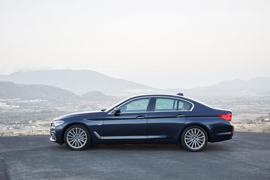  BMW 530d xDrive Sedan Luxury Line 2017 года  (WW) (фото 35 из 61)